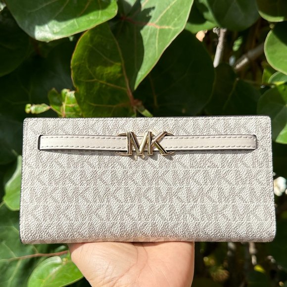 Michael Kors REED Large Flap Bifold Snap Wallet MK Light Cream - Picture 1 of 10